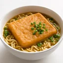 和風スタイル即席カップめん 油揚げ 調理後全体(添付調味料等含む)のイメージ画像